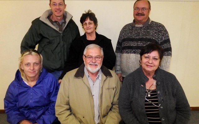 Gansbaai Belastingbetalers- en Inwoners Vereniging se nuwe Bestuur, met voor vlnr Dedré Burger, Nico Naudé en Ivy van Huyssteen. Agter vlnr is Phillip Rozenkranz en Maretha Geldenhuys, met mnr Kat Myburgh van Gansbaai Munisipaliteit wat die vergadering bygewoon het